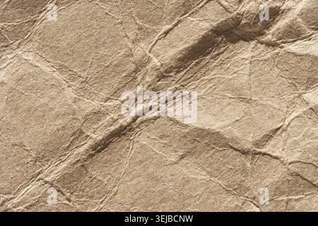 Nahaufnahme von zerknittertem braunem Strukturpapier mit Falten und Falten Stockfoto