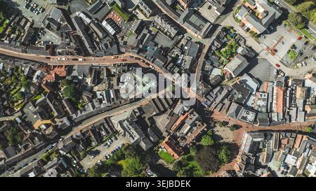 Eine überhängende Perspektive fängt das komplexe Layout einer charmanten Stadt ein und zeigt ihre Architektur und die gewundenen Straßen Stockfoto