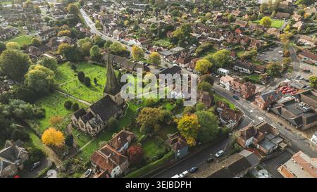 Eine erhöhte Perspektive fängt den Charme einer ländlichen englischen Siedlung ein, mit traditioneller Architektur und lebhaften Herbstfarben Stockfoto