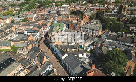 Eine erhöhte Perspektive zeigt die charmante Architektur und das dichte städtische Gefüge einer malerischen britischen Siedlung, die ihre historischen Bedeutung hervorhebt Stockfoto