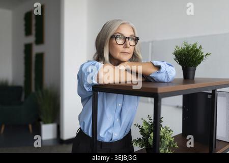Porträt der Geschäftsfrau nachdenklicher Ausdruck im Büro Stockfoto