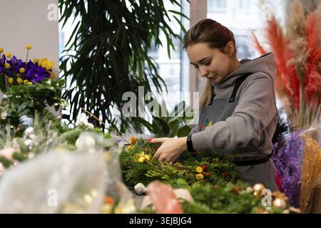 Florist bei der Arbeit in einem Blumenladen Stockfoto