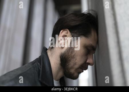 Nahporträt eines traurigen Mannes mit Depression und Migräne Stockfoto