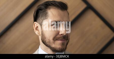 Nahporträt eines Reifen kaukasischen Geschäftsmannes im Büro Stockfoto