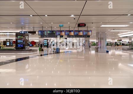 Singapur - 7. Dezember 2025: Innenaufnahme der Gepäckausgabe bei Ankunft mit Karussells am Terminal 1 des internationalen Flughafens Changi. Stockfoto