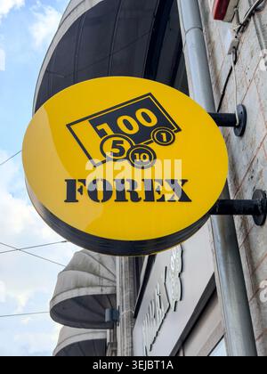 Gelbes rundes Forex-Zeichen für Geldwechsel an einer Fassade des Stadtgebäudes Stockfoto