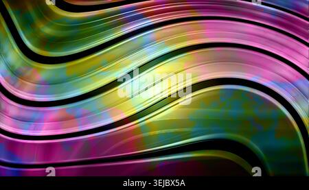 Leuchtend schillernder Regenbogenwellige Streifen abstrakter Hintergrund mit holografischer Metallic-Textur Stockfoto
