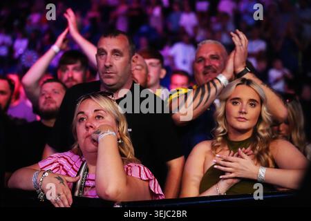 Lisa Litttler, Anthony Buckley und die Freundin von Luke Litter, Faith Millar, reagieren, als er mit der Trophäe feiert, nachdem er das Finale der BetMGM Premier League 2026 gegen Luke Humphries während der Finalnacht im O2 in London gewonnen hatte. Bilddatum: Donnerstag, 28. Mai 2026. Stockfoto