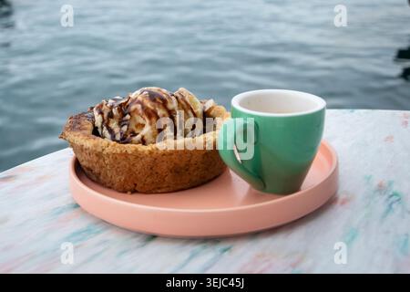 Affogato Style Cookie Skillet mit Vanilleeis und Espresso am Wasser Stockfoto