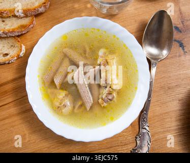Hühnersuppe mit Nudeln in einer Schüssel serviert Stockfoto