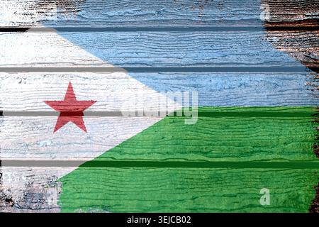 Dschibuti-Flagge - realistisch aussehende Flagge auf einer Holzoberfläche Stockfoto