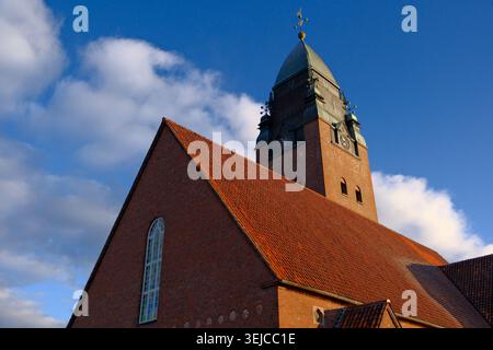 Göteborg, Schweden-24.11.2025: Tiefwinkelansicht der Masthugget-Kirche aus rotem Backstein unter blauem Himmel in Göteborg, Schweden. Stockfoto