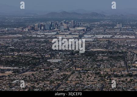 Skyline von Downtown Phoenix und Urban Surwl aus der Vogelperspektive vom South Mountain Park, Arizona, USA Stockfoto