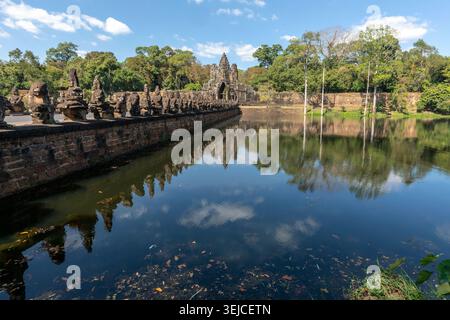 Das Südtor von Angkor Thom mit Statuen des Steinguts spiegelt sich in Moat, Siem Reap, Kambodscha Stockfoto