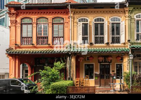 Gut erhaltene Peranakan-Shophouses an der Emerald Hill Road, Singapur - Mischung aus chinesisch-europäischer Architektur Stockfoto