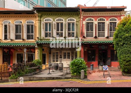 Peranakan-Shophouses mit Außencafé-Terrasse in der Emerald Hill Road, Singapur Stockfoto
