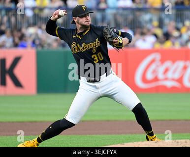 Pittsburgh, Usa. Mai 2026. Pittsburgh Pirates Pitcher Paul Skenes (30) versucht, Chicago Cubs auszuschalten, links Feldspieler Ian Happ im ersten vierten Inning gegen die Chicago Cubs im PNC Park am Donnerstag, den 28. Mai 2026 in Pittsburgh. Quelle: UPI/Alamy Live News Stockfoto