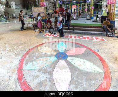 Buntes Mandala-Bodengemälde und Schild ohne Schuhe am Eingang des Hindu-Tempels in den Batu-Höhlen in Kuala Lumpur, Malaysia Stockfoto