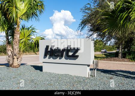 Close-up-Schild am globalen Hauptsitz von Hertz an der Williams Road, Estero, Florida, USA. Stockfoto