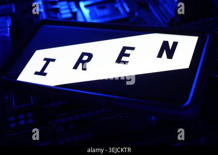 IREN-Logo auf dem Bildschirm Finanzaktendiagramm des Unternehmens in der Hintergrundperformance Erträge Stockfoto