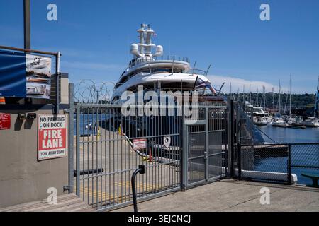 Seattle, Washington, USA. Mai 2026. Stacheldraht und ein Sicherheitszaun blockieren den Zugang zum Dock, wo die Superyacht Launchpad, die vermutlich im Besitz von Meta-CEO Mark Zuckerberg ist, am Freitag, den 29. Mai, am Lake Union in Seattle, Washington, USA vor Anker liegt. 2026. die Yacht wurde 2024 gebaut und hat eine Länge von 387 Metern, kostet etwa 00 Millionen und fährt unter der Flagge der Marshallinseln. Diese Woche kündigte Meta etwa 1400 Entlassungen in der Region Seattle an. (Kreditbild: © M. Scott Brauer/ZUMA Press Wire) NUR REDAKTIONELLE VERWENDUNG! Nicht für kommerzielle ZWECKE! Stockfoto
