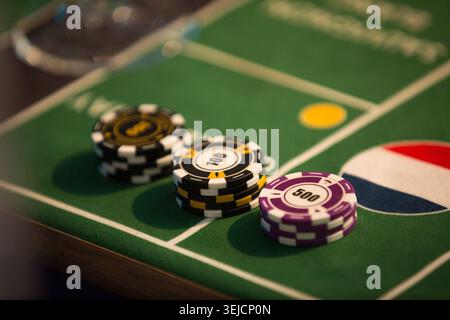 Casino Chips Poker Tokens auf dem Green Filz Table für Spielunterhaltung bei Weinproben Stockfoto