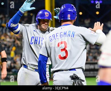 Pittsburgh, Usa. Mai 2026. Chicago Cubs Left Fielder Ian Happ (8) feiert seinen zwei-Lauf homer mit Chicago Cubs dritten Baseman Alex Bregman (3) im achten Inning der Cubs 7-2 Sieg gegen die Pittsburgh Pirates im PNC Park am Donnerstag, den 28. Mai 2026 in Pittsburgh. Foto: Archie Carpenter/UPI Credit: UPI/Alamy Live News Stockfoto
