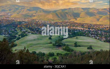 Ein beeindruckendes Landschaftsfoto vom Mitchell Canyon auf dem Mount Diablo mit Blick auf die sanften grünen Hügel und Vorstadtgemeinden von Califor Stockfoto
