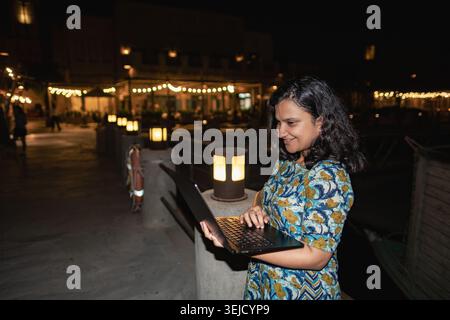 Freiberuflicher Mitarbeiter, der an einem Laptop arbeitet, an einem Ort am Wasser im Freien, der Remote Work Lifestyle Stockfoto