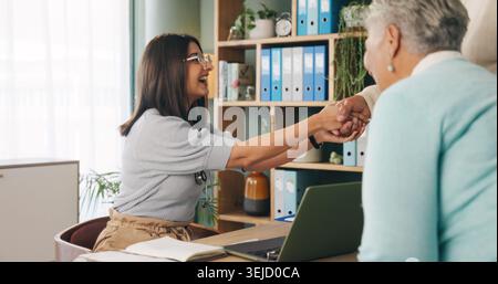 Beratung, Gesundheitswesen und Physiotherapeut schütteln Hand mit Seniorenpaar in der Klinik zum Termin. Handschlag, medizinisch und danke für Happy Stockfoto