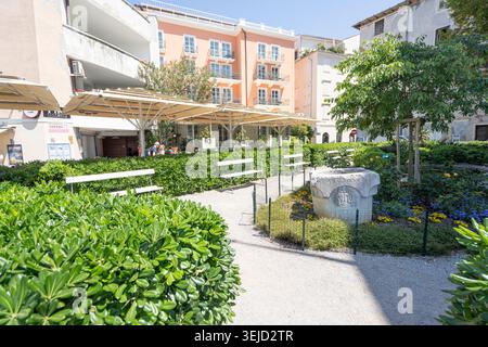 Piran, Slowenien. Mai 2026. Ein alter Steinbrunnen in einem Garten im historischen Zentrum von Piran, Slowenien Stockfoto