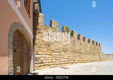 Piran, Slowenien. Mai 2026. Mit Blick auf die alte Stadtmauer im Stadtzentrum Stockfoto
