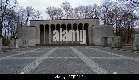 Großer Blick auf die Ehrenhalle mit Bogenkolonnade und gepflasterten plaza in Nürnberg, Bayern, Deutschland an einem bewölkten Tag. Stockfoto
