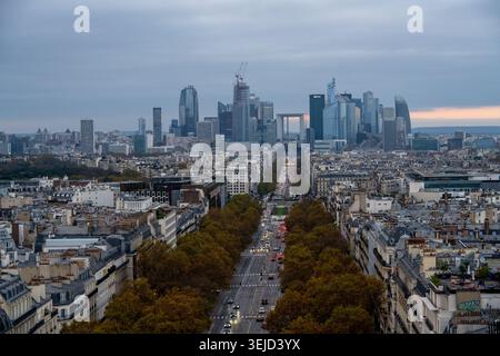 Paris, Frankreich - 8. November 24: Blick entlang der Champs-Elysées in Richtung Geschäftsviertel La Défense und Grande Arche, fotografiert vom Arc de Triomph Stockfoto