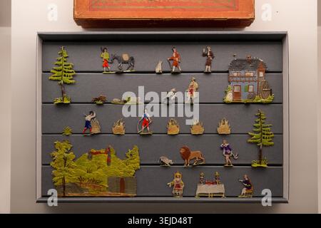 Nürnberg, 24. November: Miniaturspieltheater mit handgemalten Figuren, Tieren und Kulissen, fotografiert im Deutschen Reich Stockfoto