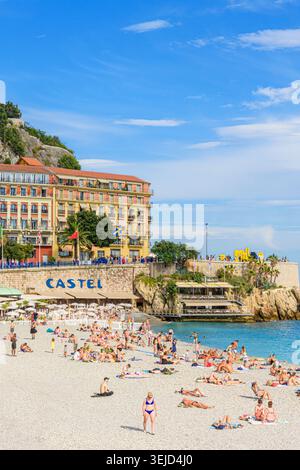 Menschen auf der Plage Publique de Castel entlang Nizzas Uferpromenade, Nizza, Provence-Alpes-Cote d'Azur, Alpes-Maritimes, Frankreich Stockfoto