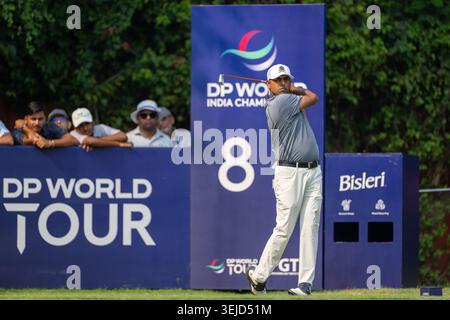 Anirban Lahiri aus Indien schlägt am zweiten Tag der DP World India Championship im Delhi Golf Club auf Loch 8 ab Stockfoto