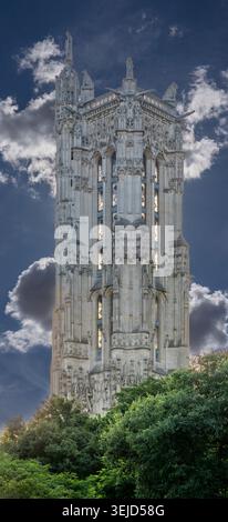 Paris, Frankreich - 05 28 2026: Blick auf den Saint-Jacques-Turm von der beleuchteten Straße Stockfoto