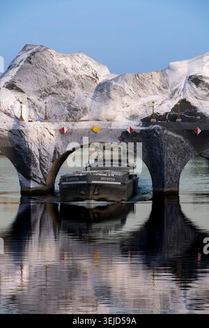 Paris, Frankreich - 05 28 2026: Die Caverne du Pont-Neuf wurde von JR als Hommage an Christo und Jeanne-Claude entworfen. Blick auf die Brücke dekoriert von JR und Stockfoto
