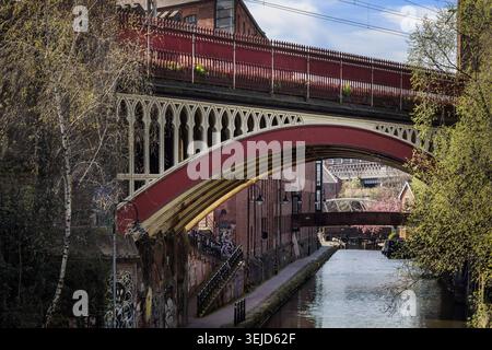 Viktorianische Eisen-Eisenbahnbrücke über den Rochdale-Kanal nahe Castlefield Basin in Manchester, UK Stockfoto