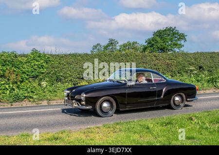 VW VW Karmann Ghia Benzinmotor aus den 1970 70er Jahren 1483 ccm, klassisches Coupé im italienischen Stil, in Deutschland gebaut, mit luftgekühlter Heckmotormechanik auf Basis des VW Beetle Fahrgestells. Stockfoto