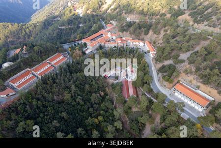Drohnenansicht des orthodoxen christlichen Klosterkomplexes Kykkos, eingebettet in die bewaldeten troodos-Berge, ein kulturelles und religiöses Wahrzeichen in Cypru Stockfoto
