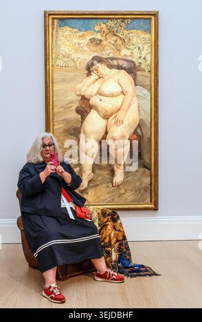 Sothebys London, Großbritannien. Mai 2026. Embargoed bis 11 Uhr BST 29 MAI 2026 eines der größten Porträts des 20. Jahrhunderts von Lucian Freud Sleeping by the Lion Carpet (Est. 25-35 Millionen Pfund) - enthüllt im Sotheby's in London in Anwesenheit seiner berühmten Sitterin Sue Tilley. Auktion im Rahmen des Sothebys Modern and Contemporary Art Sale Credit: Paul Quezada-Neiman/Alamy Live News Stockfoto