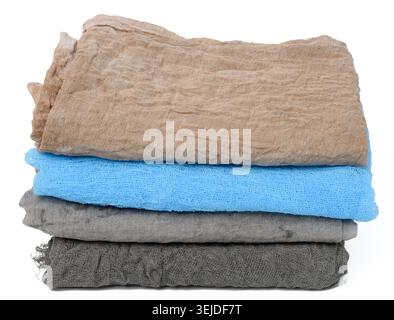 Gefaltete schwarze, blaue, graue Gaze-Küchenserviette auf weißem Hintergrund, Nahaufnahme Stockfoto