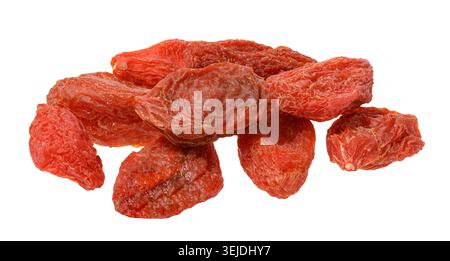 Haufen trockener roter Goji-Beeren auf isoliertem Hintergrund Stockfoto