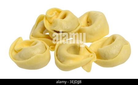 Rohe Tortellini auf isoliertem Hintergrund, Nahaufnahme Stockfoto