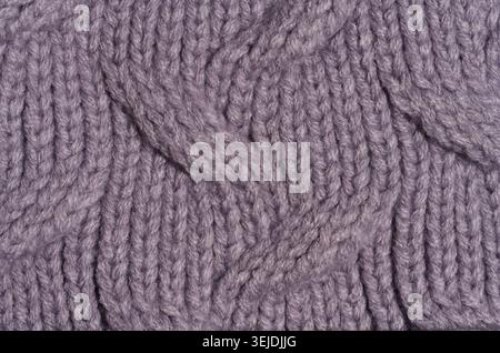 Strickstoff aus violetten Wollfäden, Pigtail-Muster, Vollrahmen Stockfoto