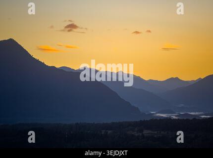 Mehrschichtige Bergsilhouetten über einem nebeligen Tal Stockfoto