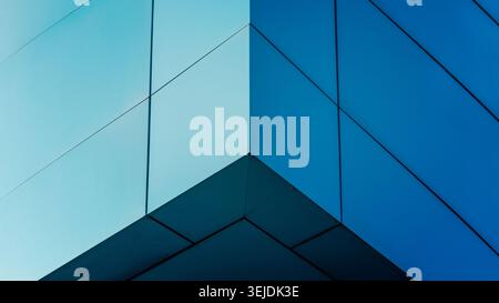 Optischer Effekt perspektivische Geometrie blauer Flächenwürfel Stockfoto
