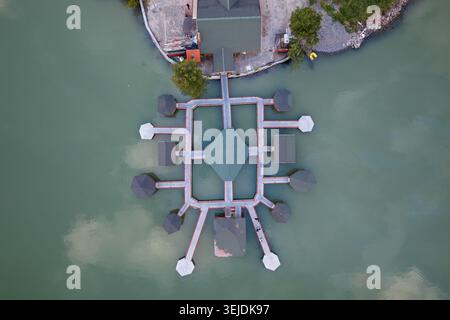 Luftbild von oben nach unten von Holzhütten über dem Wasser in der Patok Lagune Stockfoto